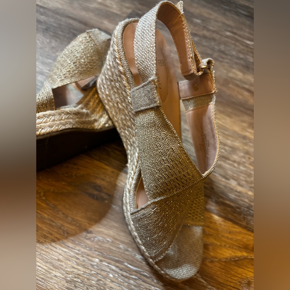 Bandolino Women's sandals shimmering Gold Wedges 7.5 M - Picture 2 of 9